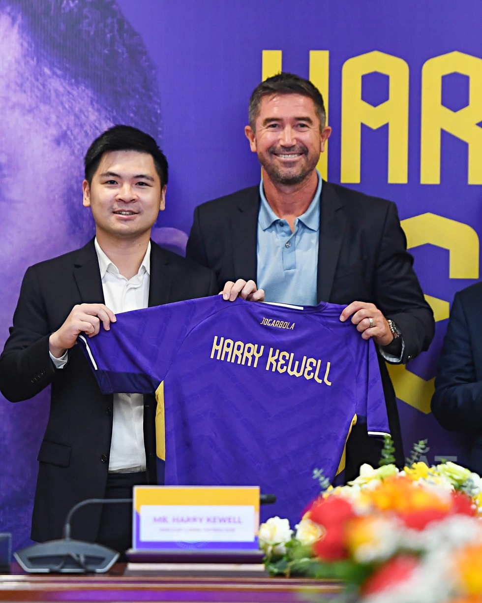 Sếp lớn CLB Hà Nội nói điều bất ngờ trong ngày huyền thoại Harry Kewell ra mắt truyền thông- Ảnh 1. Sếp lớn CLB Hà Nội nói điều bất ngờ trong ngày huyền thoại Harry Kewell ra mắt truyền thông- Ảnh 1.