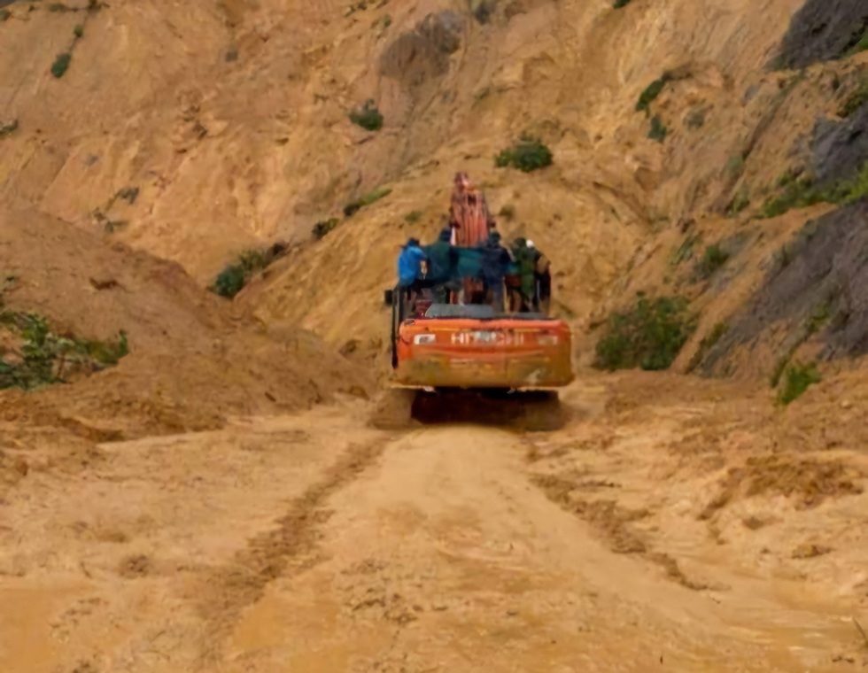 Công an khiêng bộ sản phụ 'doạ' sinh non vượt sạt lở đến bệnh viện - Ảnh 3. Công an khiêng bộ sản phụ 'doạ' sinh non vượt sạt lở đến bệnh viện - Ảnh 3.