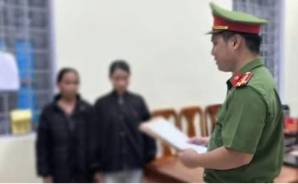 Cản trở xe chở thiết bị điện gió, 2 người phụ nữ Quảng Trị bị khởi tố- Ảnh 1. Cản trở xe chở thiết bị điện gió, 2 người phụ nữ Quảng Trị bị khởi tố- Ảnh 1.