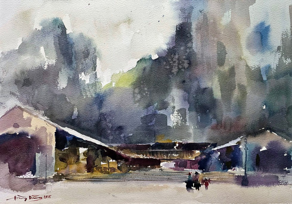 Phố cổ Đồng Văn - chợ đá và nhà trình tường- Ảnh 4. 3. Ở quảng trường phố cổ bạn có thể nhìn thấy những tia nắng sau ngọn núi, những áng mây hay sương mù vắt lơ lửng và bồng bềnh cùng tiếng gà gáy từ đâu đó - ký họa của KTS Hoàng Dũng