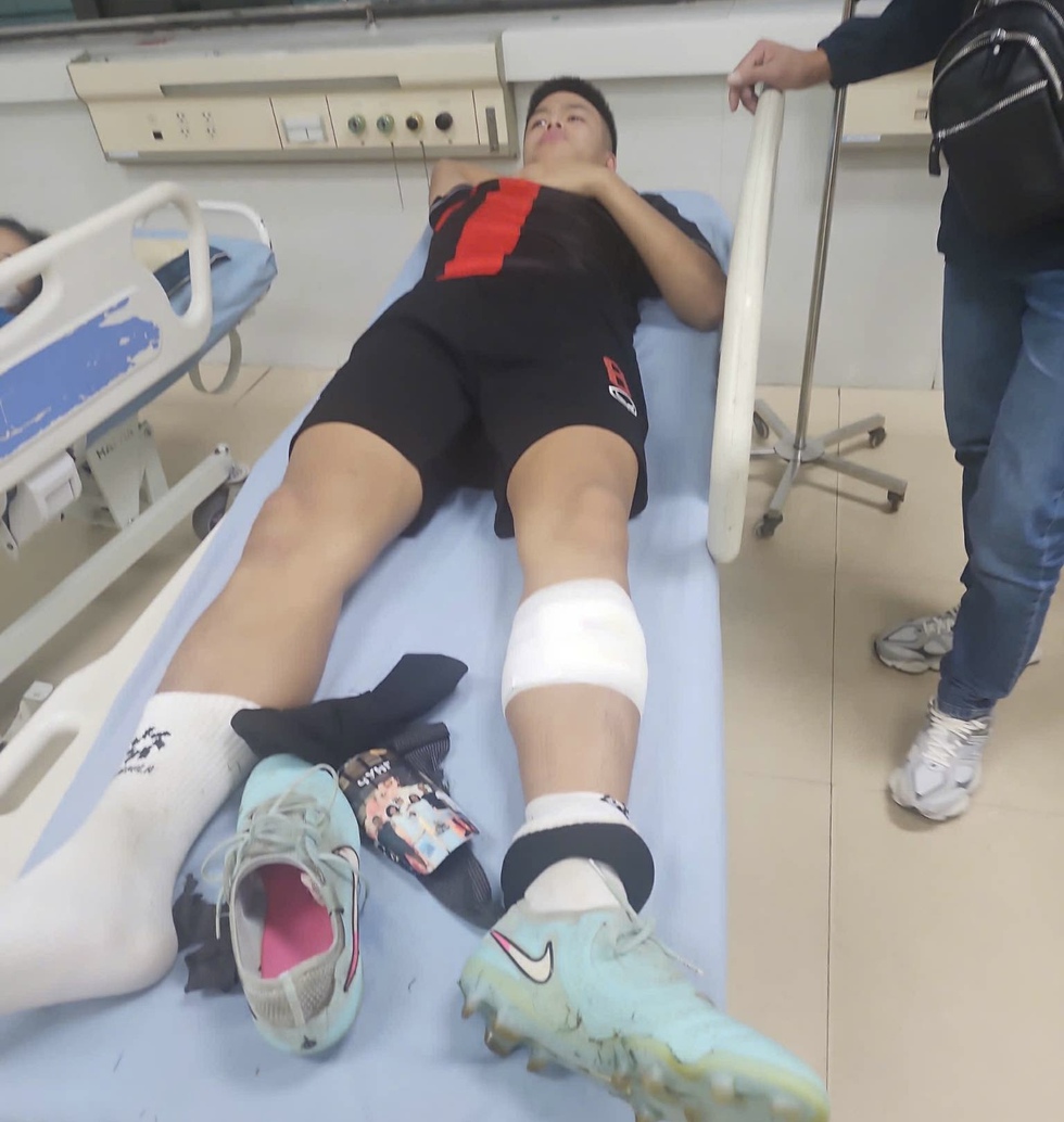 Trần Th&agrave;nh Trung chỉ bị kh&acirc;u 5 mũi, vẫn kịp đ&aacute; SEA Games 33: Thầy Kim th&oacute;t tim- Ảnh 3.