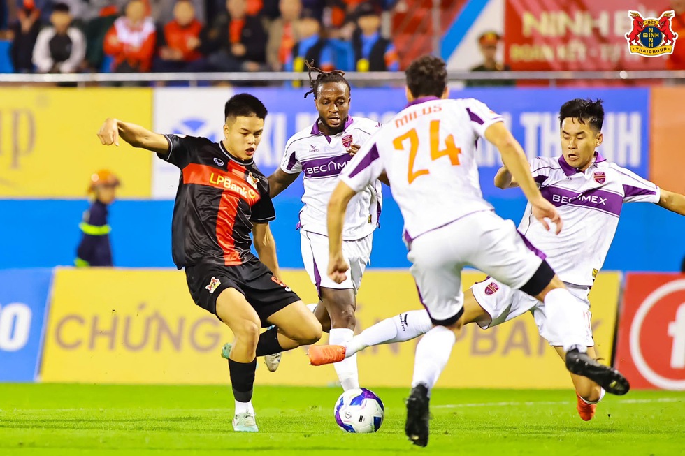 Trần Th&agrave;nh Trung chỉ bị kh&acirc;u 5 mũi, vẫn kịp đ&aacute; SEA Games 33: Thầy Kim th&oacute;t tim- Ảnh 2.