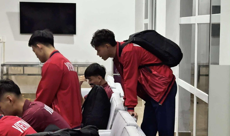 HLV Kim Sang-sik kh&ocirc;ng c&ugrave;ng U.23 Việt Nam sang Trung Quốc, 10 cầu thủ đ&atilde; di chuyển s&aacute;ng 10.11- Ảnh 1.