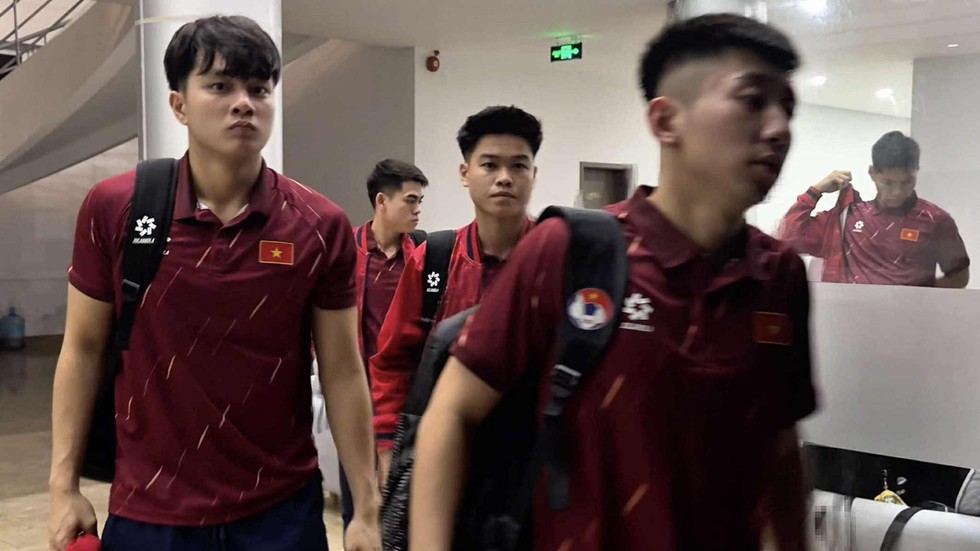 HLV Kim Sang-sik kh&ocirc;ng c&ugrave;ng U.23 Việt Nam sang Trung Quốc, 10 cầu thủ đ&atilde; di chuyển s&aacute;ng 10.11- Ảnh 2.