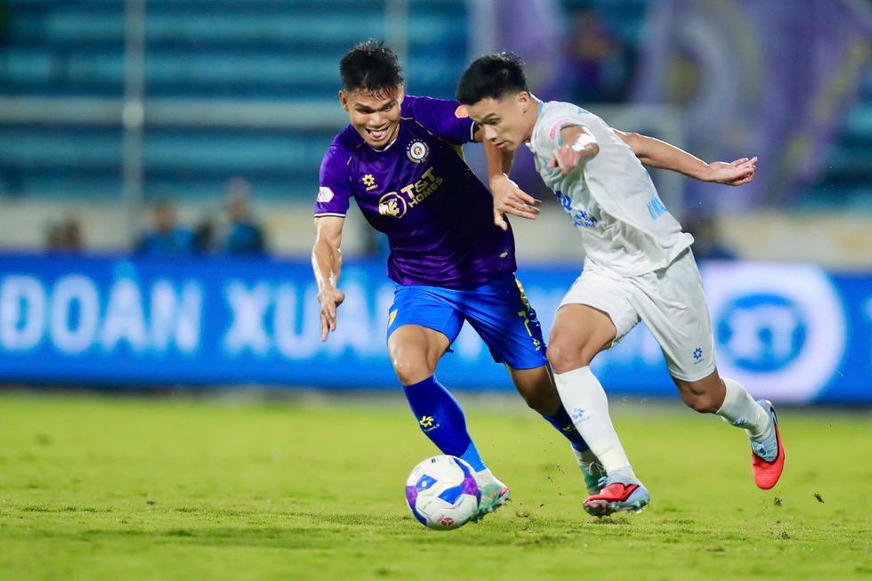 Xu&acirc;n Mạnh ghi si&ecirc;u phẩm, CLB H&agrave; Nội v&agrave; huyền thoại Harry Kewell h&ograve;a th&oacute;t tim Nam Định- Ảnh 3.