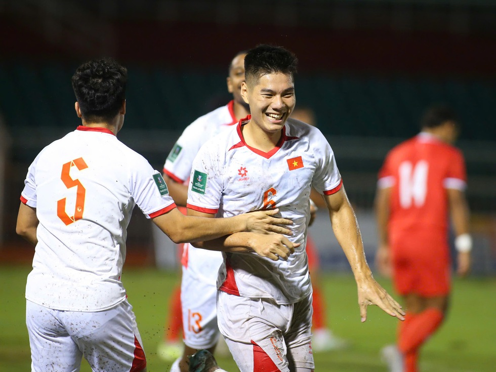 'Bờ vai' vững ch&atilde;i của sao U.23 Việt Nam Nguyễn Hiểu Minh: Con đi đ&acirc;u, bố mẹ theo đấy!- Ảnh 2.