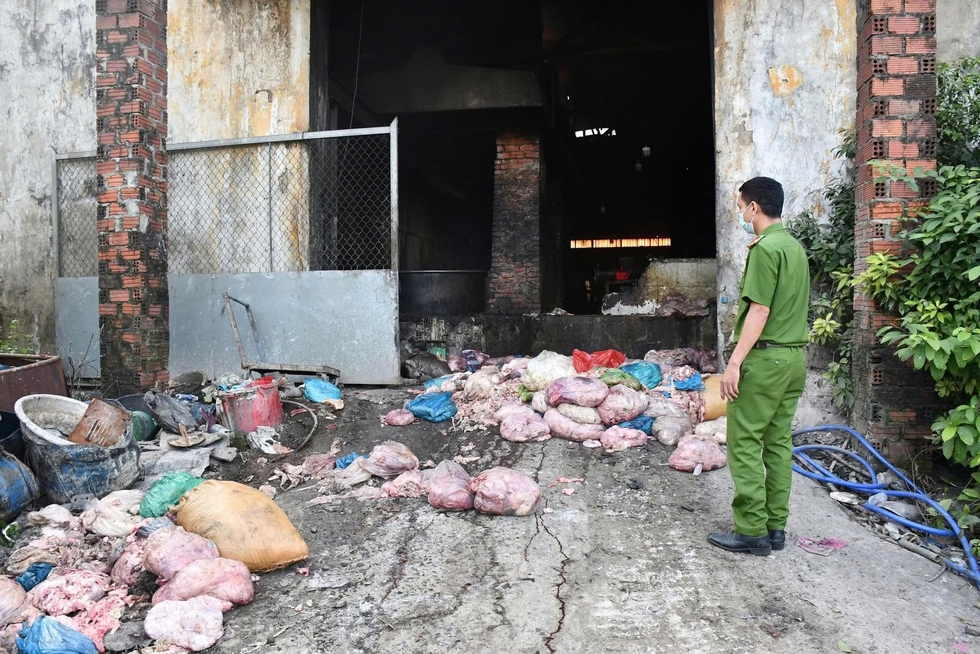 Đà Nẵng: Rùng mình cơ sở nấu mỡ động vật bẩn hoạt động giữa nghĩa trang- Ảnh 1.