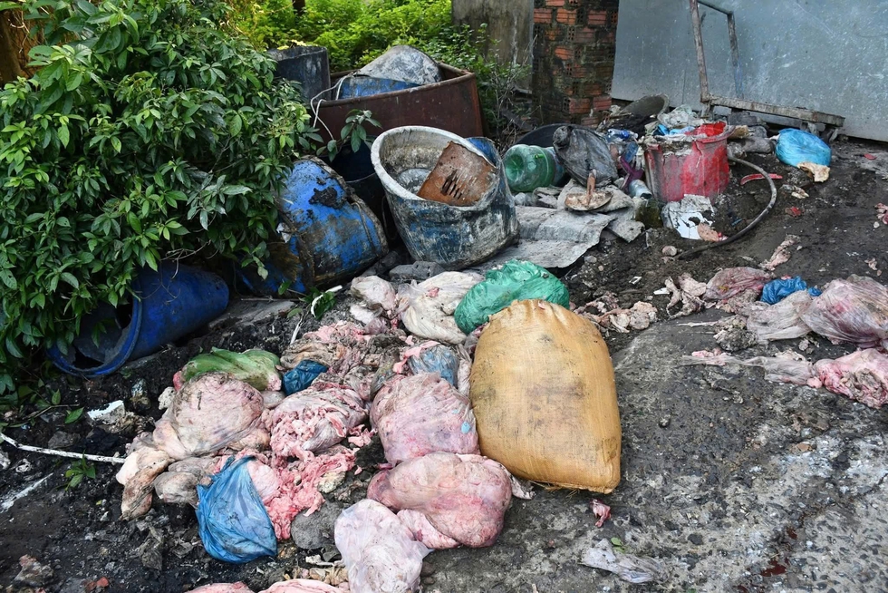 Đà Nẵng: Rùng mình cơ sở nấu mỡ động vật bẩn hoạt động giữa nghĩa trang- Ảnh 2.