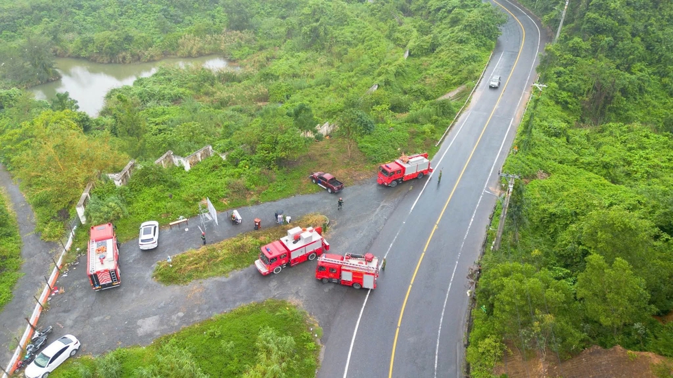 Cảnh sát đu dây diễn tập cứu người dưới vực sâu ở bán đảo Sơn Trà- Ảnh 6.
