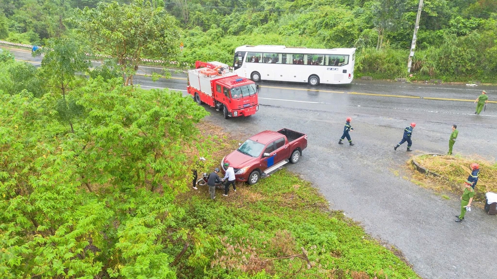 Cảnh sát đu dây diễn tập cứu người dưới vực sâu ở bán đảo Sơn Trà- Ảnh 1.