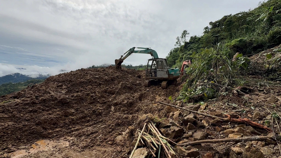 Đà Nẵng: Sau mưa lũ lịch sử, thầy cô gõ cửa đưa học sinh ra lại lớp- Ảnh 1.