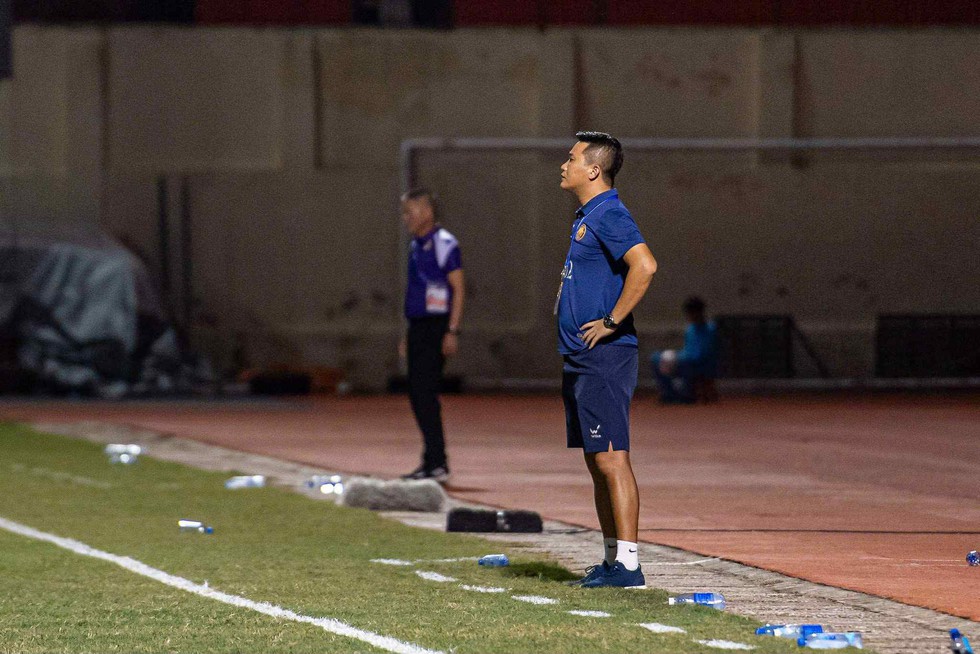 HLV Choi Won-kwon v&agrave; Thanh H&oacute;a chấm dứt hợp đồng v&igrave; t&agrave;i ch&iacute;nh: Mai Xu&acirc;n Hợp l&ecirc;n thay

- Ảnh 2.