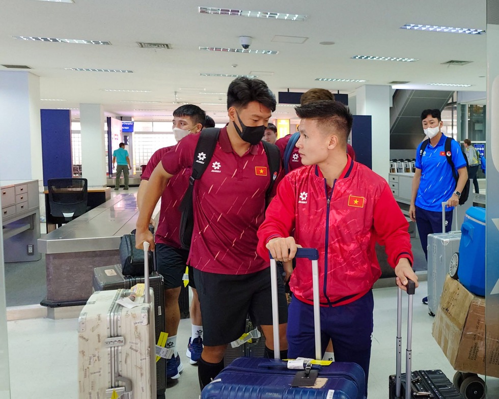 HLV Kim Sang-sik và đội tuyển Việt Nam đã đến Lào an toàn, không chủ quan khi đấu chủ nhà- Ảnh 7.