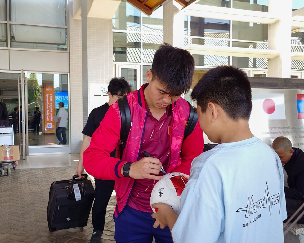 HLV Kim Sang-sik và đội tuyển Việt Nam đã đến Lào an toàn, không chủ quan khi đấu chủ nhà- Ảnh 5.