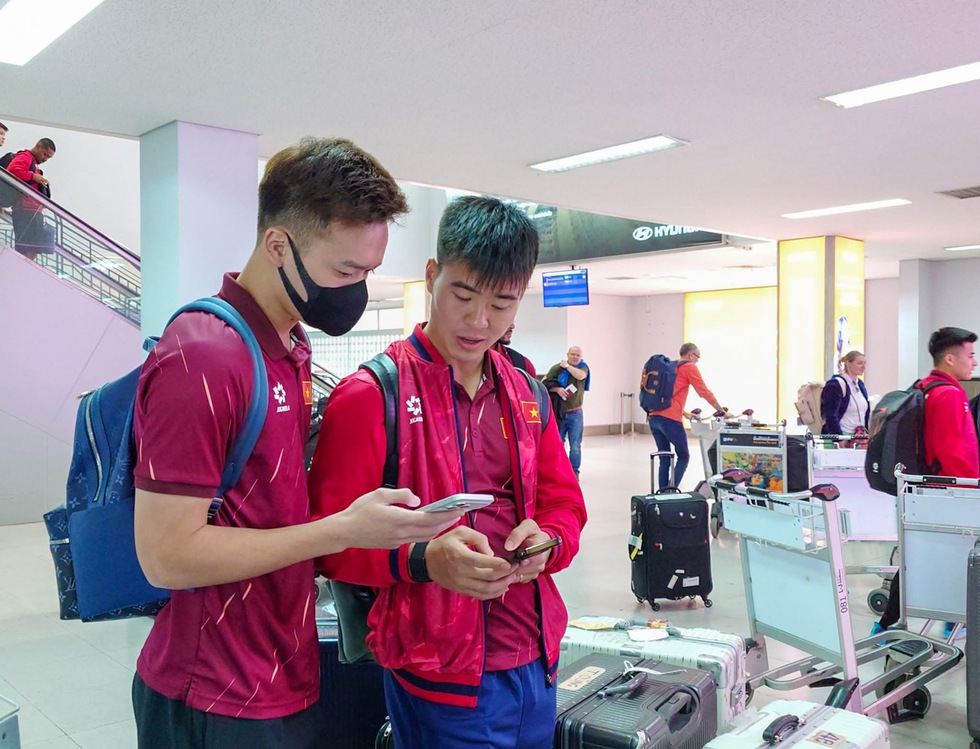 HLV Kim Sang-sik và đội tuyển Việt Nam đã đến Lào an toàn, không chủ quan khi đấu chủ nhà- Ảnh 3.