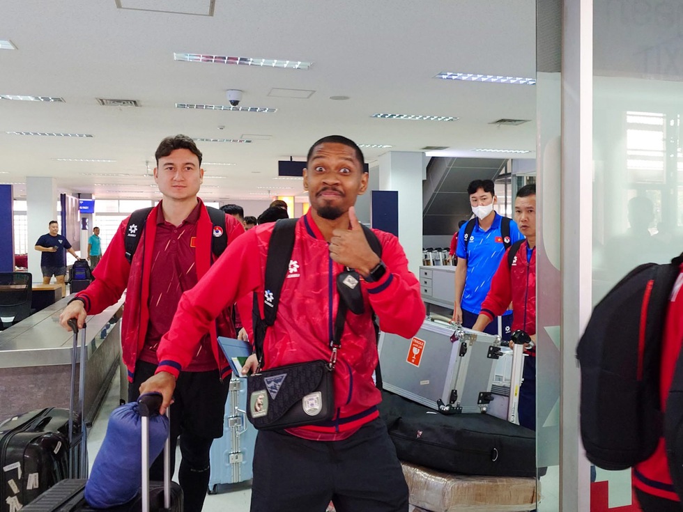 HLV Kim Sang-sik và đội tuyển Việt Nam đã đến Lào an toàn, không chủ quan khi đấu chủ nhà- Ảnh 4.