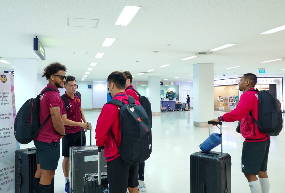 HLV Kim Sang-sik và đội tuyển Việt Nam đã đến Lào an toàn, không chủ quan khi đấu chủ nhà- Ảnh 6.