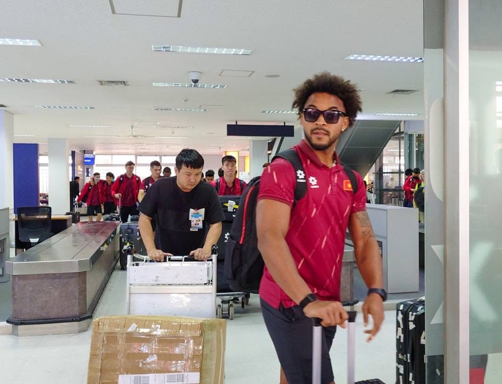 HLV Kim Sang-sik và đội tuyển Việt Nam đã đến Lào an toàn, không chủ quan khi đấu chủ nhà- Ảnh 2.