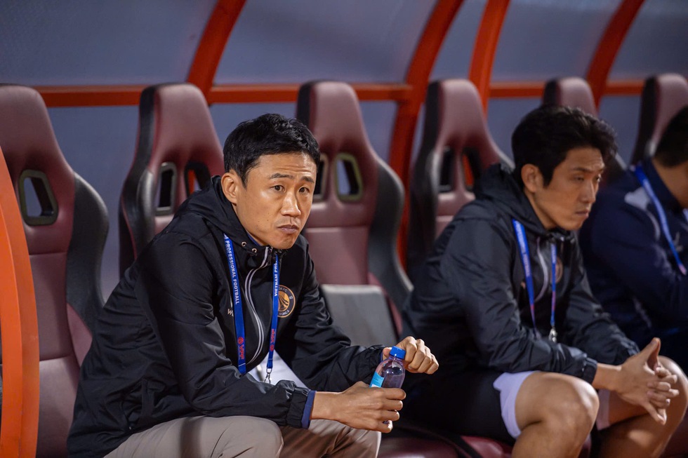 HLV Choi Won-kwon v&agrave; Thanh H&oacute;a chấm dứt hợp đồng v&igrave; t&agrave;i ch&iacute;nh: Mai Xu&acirc;n Hợp l&ecirc;n thay

- Ảnh 1.