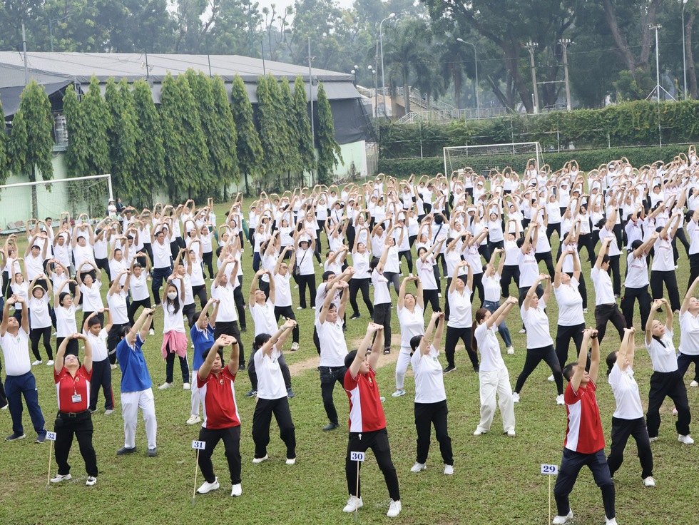 Đồng diễn dưỡng sinh ngàn người ở TP.HCM, có cụ bà 83 tuổi dậy từ 3 giờ- Ảnh 12.