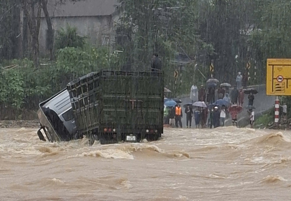 Xe tải vượt ngầm tràn, tài xế và xe bị cuốn trôi- Ảnh 1.