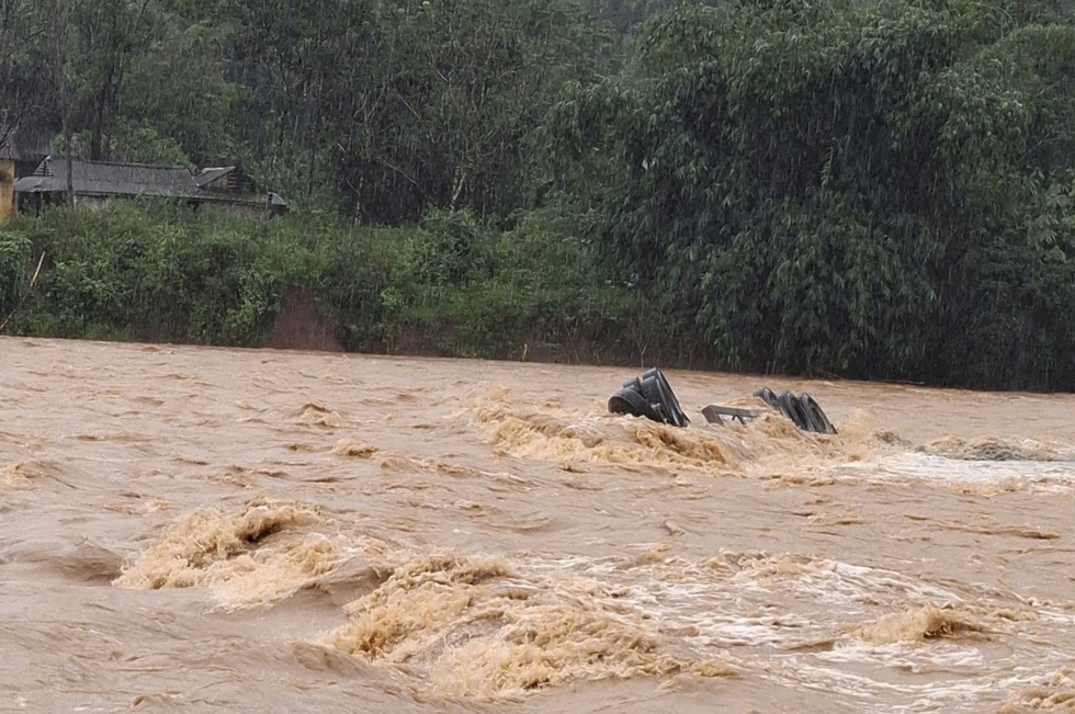 Xe tải vượt ngầm tràn, tài xế và xe bị cuốn trôi- Ảnh 2.