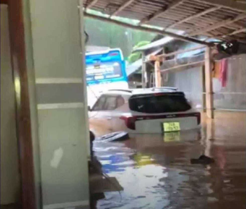 Quảng Trị mưa lớn, xã miền núi di dời hơn 200 hộ khỏi vùng ngập lụt- Ảnh 1.