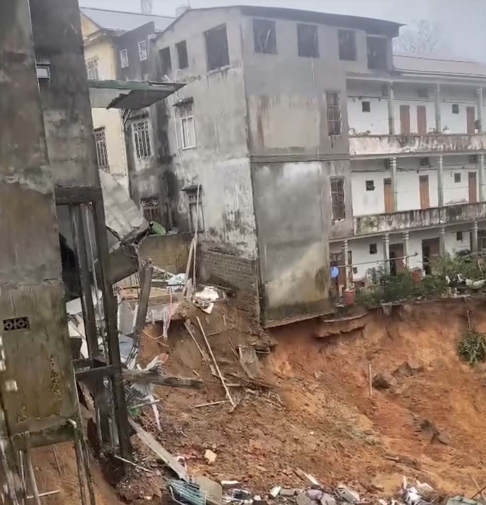 Sạt lở làm nhà dân đổ sập, di dời khẩn 11 hộ dân- Ảnh 2.