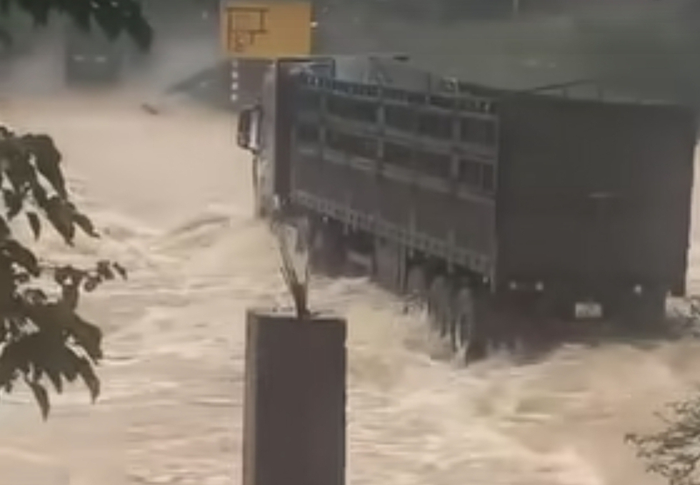 Xác minh danh tính tài xế lái xe tải vượt ngầm tràn bị lũ cuốn trôi- Ảnh 1.