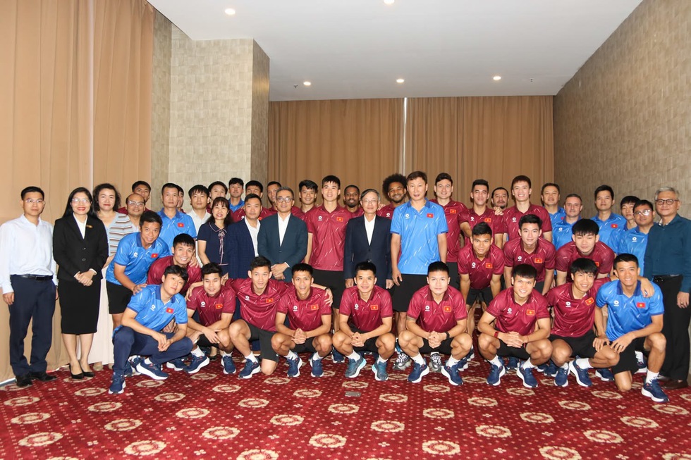 Đội tuyển Việt Nam nhận t&igrave;nh cảm đặc biệt tại L&agrave;o, quyết thắng trong cuộc đua gi&agrave;nh v&eacute; ch&acirc;u &Aacute;- Ảnh 2.