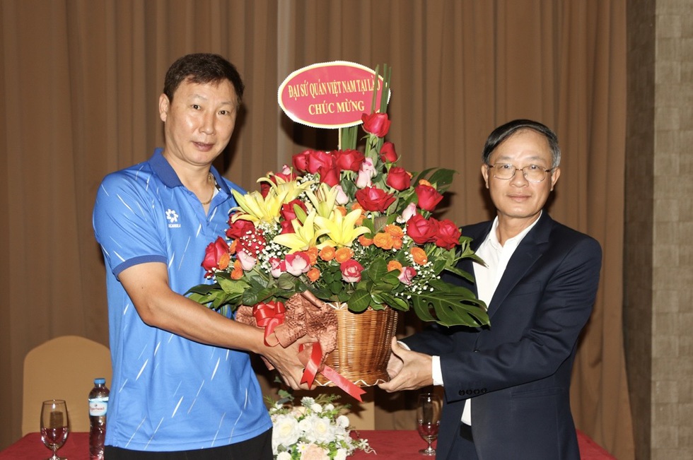 Đội tuyển Việt Nam nhận t&igrave;nh cảm đặc biệt tại L&agrave;o, quyết thắng trong cuộc đua gi&agrave;nh v&eacute; ch&acirc;u &Aacute;- Ảnh 1.