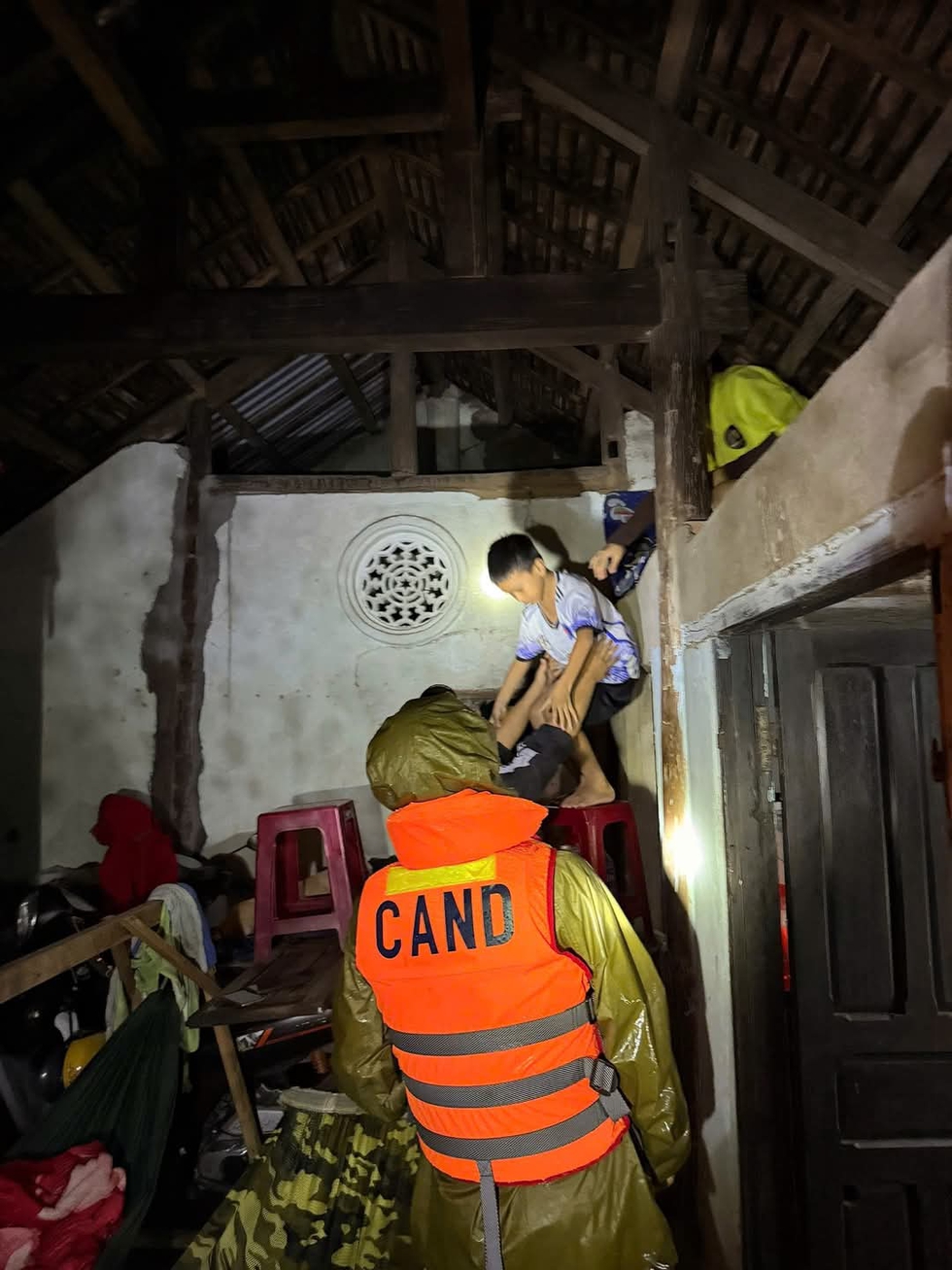 Công an Đắk Lắk đang cứu dân vùng ngập lụt Phú Yên cũ xuyên đêm- Ảnh 4.