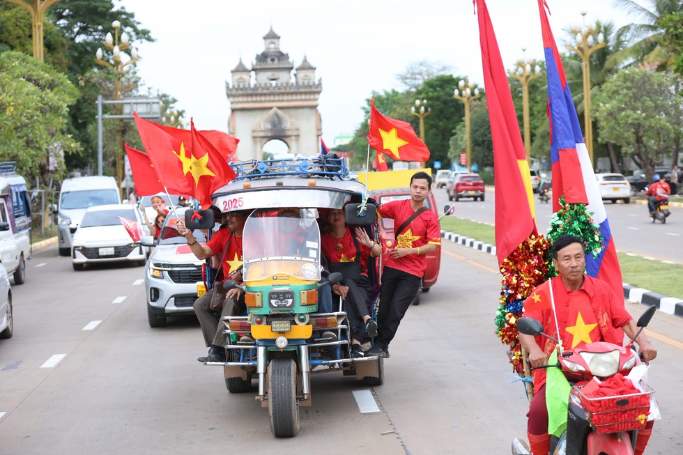 Kh&aacute;n giả Việt Nam nhuộm đỏ s&acirc;n vận động quốc gia L&agrave;o, chờ m&agrave;n tr&igrave;nh diễn đỉnh cao- Ảnh 3.