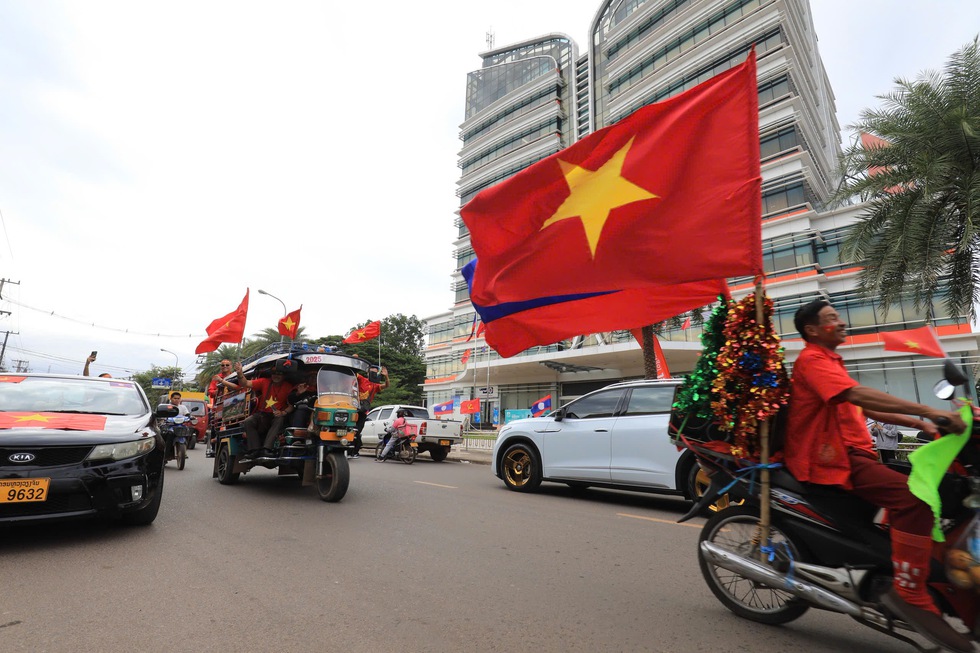 Kh&aacute;n giả Việt Nam nhuộm đỏ s&acirc;n vận động quốc gia L&agrave;o, chờ m&agrave;n tr&igrave;nh diễn đỉnh cao- Ảnh 4.