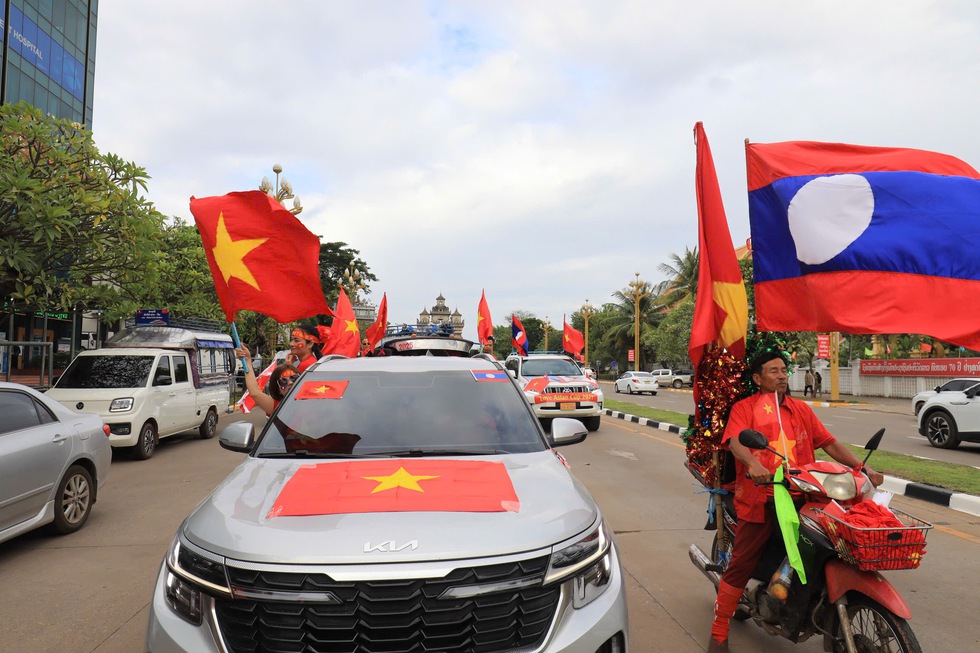 Kh&aacute;n giả Việt Nam nhuộm đỏ s&acirc;n vận động quốc gia L&agrave;o, chờ m&agrave;n tr&igrave;nh diễn đỉnh cao- Ảnh 1.