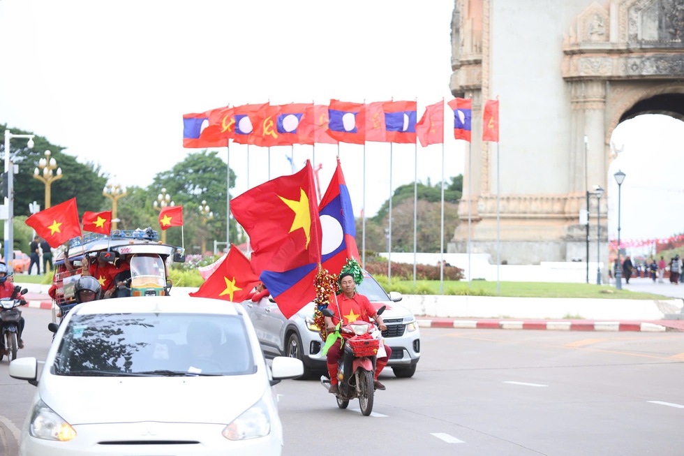 Kh&aacute;n giả Việt Nam nhuộm đỏ s&acirc;n vận động quốc gia L&agrave;o, chờ m&agrave;n tr&igrave;nh diễn đỉnh cao- Ảnh 8.