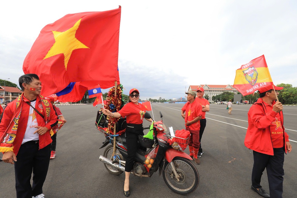 Kh&aacute;n giả Việt Nam nhuộm đỏ s&acirc;n vận động quốc gia L&agrave;o, chờ m&agrave;n tr&igrave;nh diễn đỉnh cao- Ảnh 7.