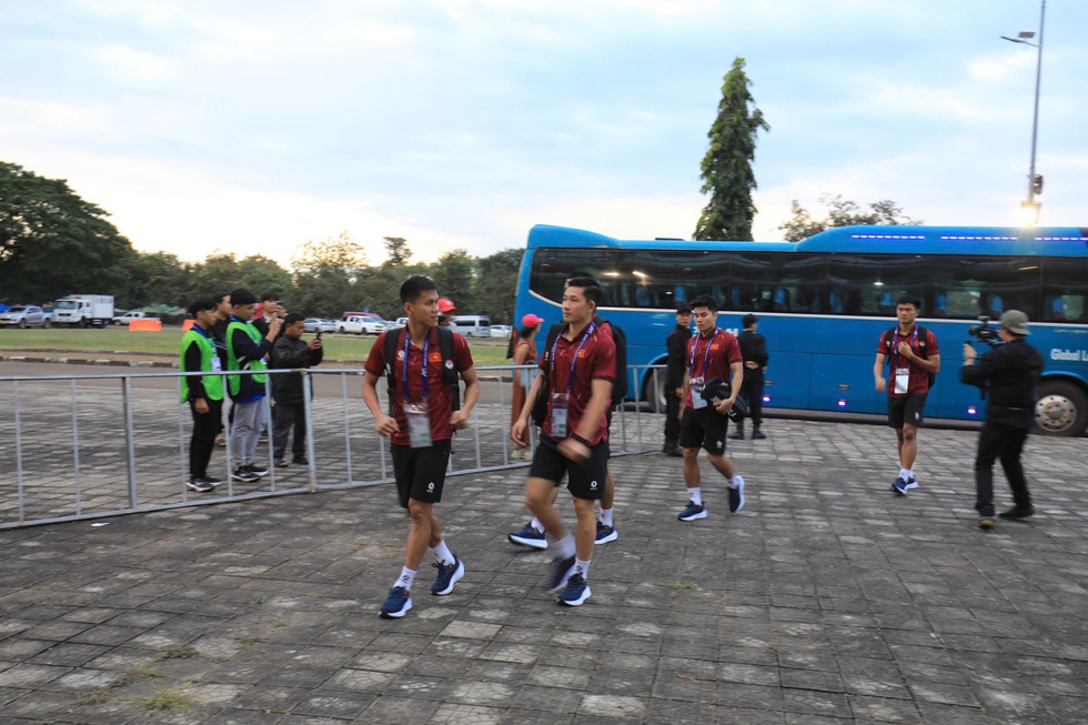 Kh&aacute;n giả Việt Nam nhuộm đỏ s&acirc;n vận động quốc gia L&agrave;o, chờ m&agrave;n tr&igrave;nh diễn đỉnh cao- Ảnh 9.