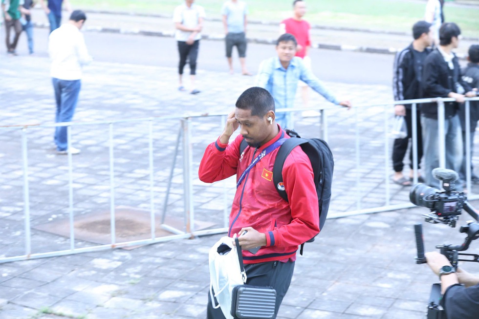 Kh&aacute;n giả Việt Nam nhuộm đỏ s&acirc;n vận động quốc gia L&agrave;o, chờ m&agrave;n tr&igrave;nh diễn đỉnh cao- Ảnh 10.