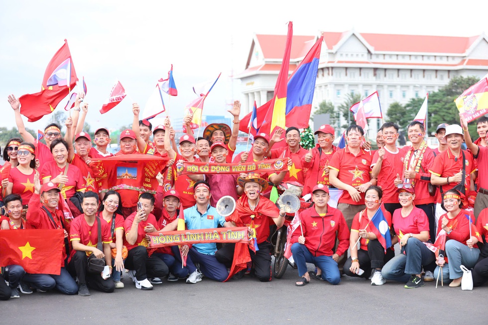 Kh&aacute;n giả Việt Nam nhuộm đỏ s&acirc;n vận động quốc gia L&agrave;o, chờ m&agrave;n tr&igrave;nh diễn đỉnh cao- Ảnh 5.