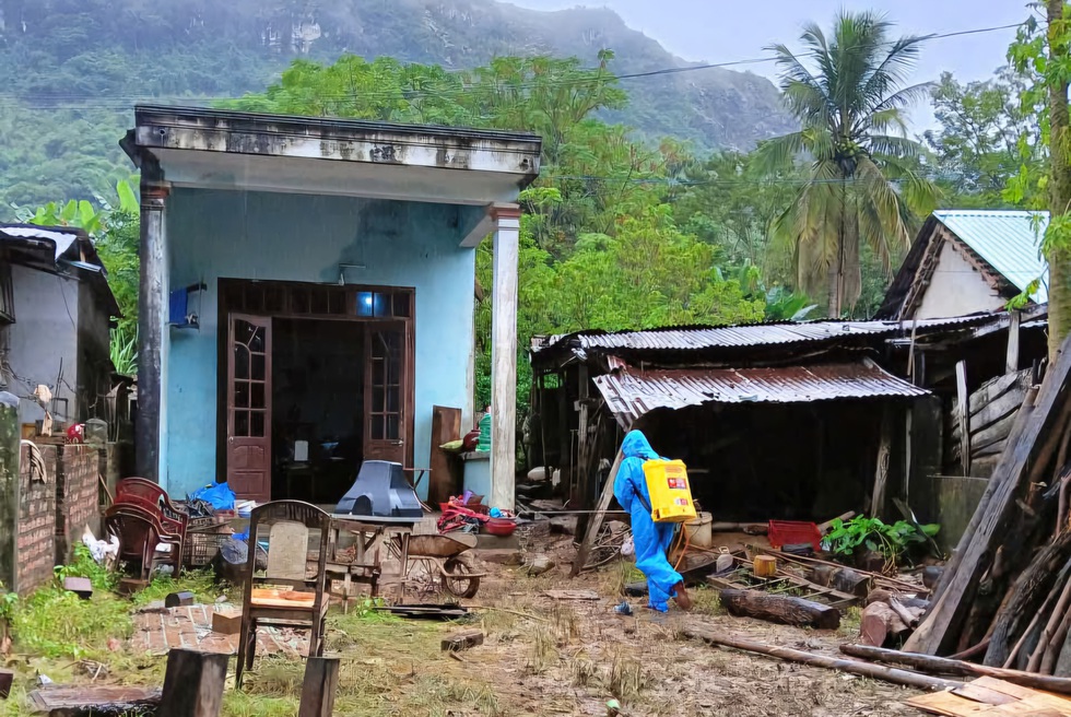 Sau lũ lịch sử, coi chừng dịch bệnh rình rập- Ảnh 1. Sau lũ lịch sử, coi chừng dịch bệnh rình rập- Ảnh 1.