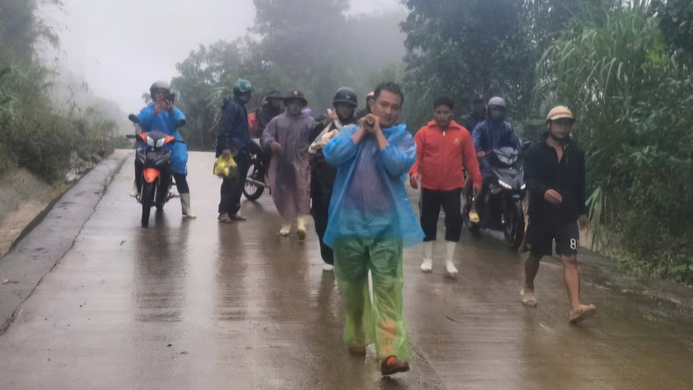 Đà Nẵng: Mưa lớn gây sạt lở, vùi lấp 6 nhà dân- Ảnh 2.