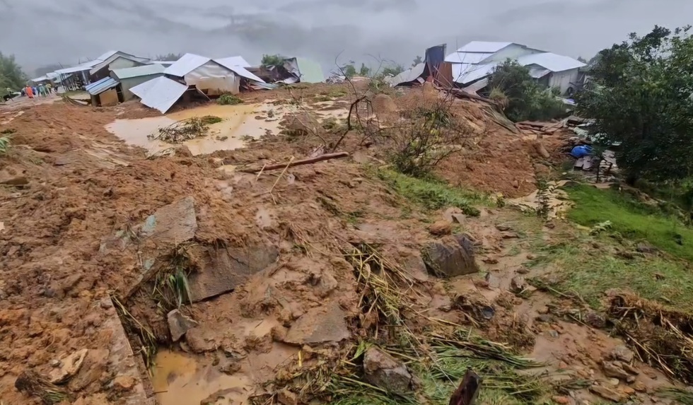 Đà Nẵng: Mưa lớn gây sạt lở, vùi lấp 6 nhà dân- Ảnh 1.