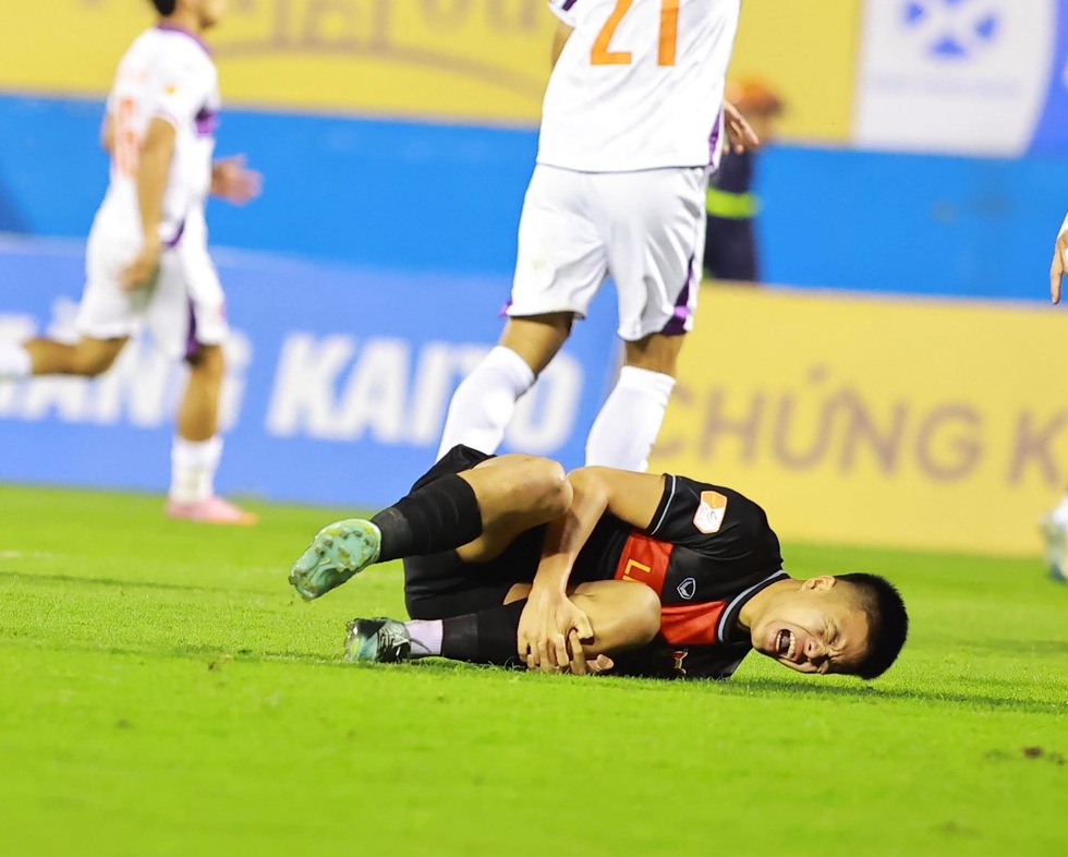 Trần Th&agrave;nh Trung chỉ bị kh&acirc;u 5 mũi, vẫn kịp đ&aacute; SEA Games 33: Thầy Kim th&oacute;t tim- Ảnh 1.