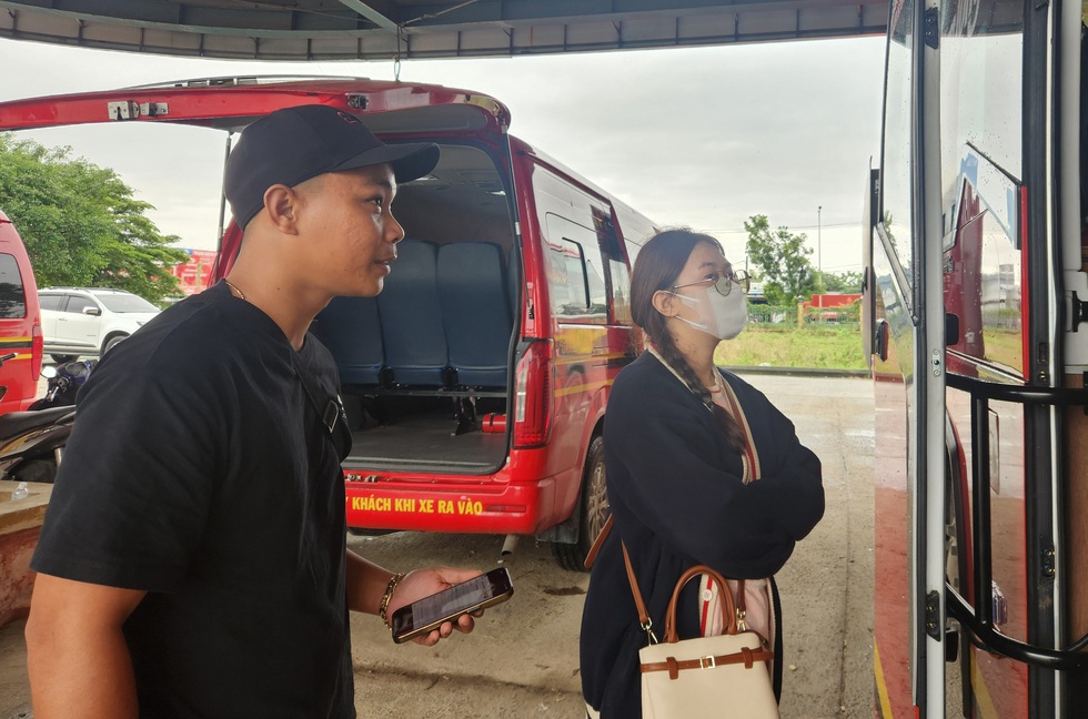 Người dân Đắk Lắk hồi hộp về quê ngập lụt: 'Về Quy Nhơn rồi tính tiếp'- Ảnh 2.