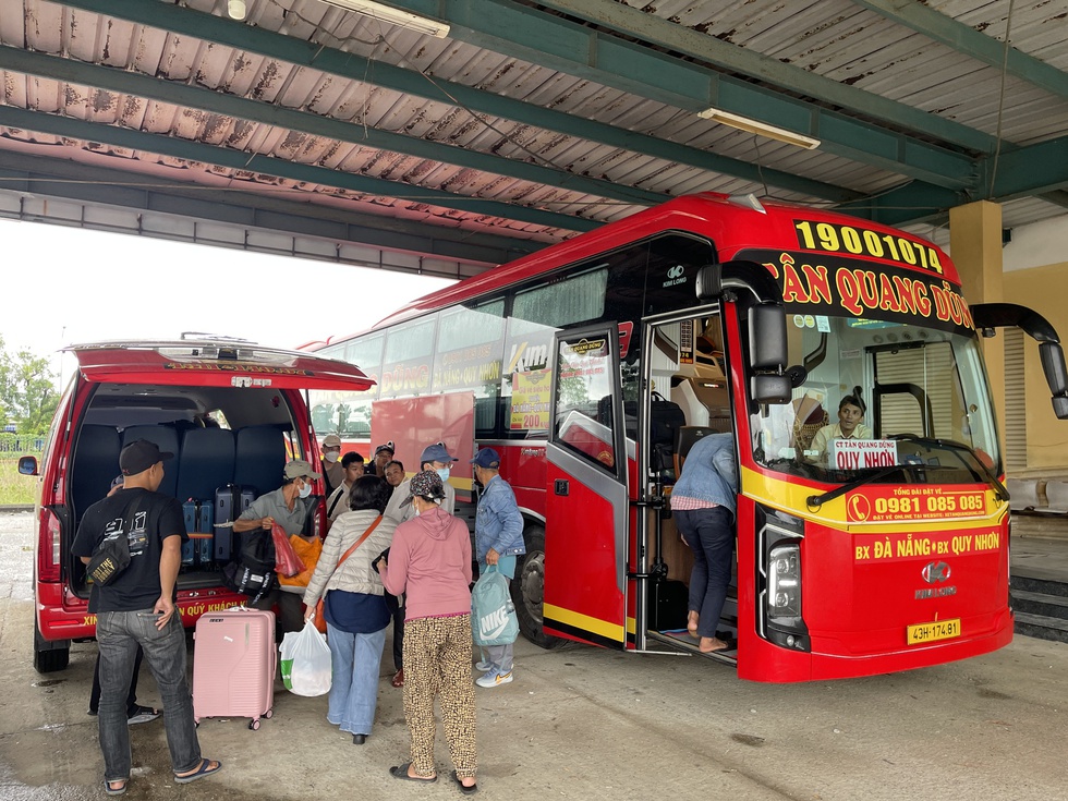 Người dân Đắk Lắk hồi hộp về quê ngập lụt: 'Về Quy Nhơn rồi tính tiếp'- Ảnh 1.