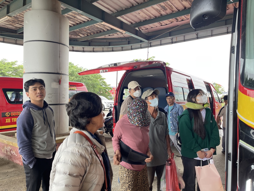 Người dân Đắk Lắk hồi hộp về quê ngập lụt: 'Về Quy Nhơn rồi tính tiếp'- Ảnh 3.