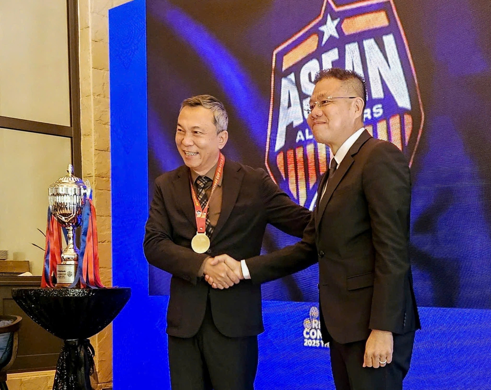 Chủ tịch AFF cảm ơn Chủ tịch VFF Trần Quốc Tuấn tại sự kiện quan trọng của b&oacute;ng đ&aacute; khu vực- Ảnh 4.