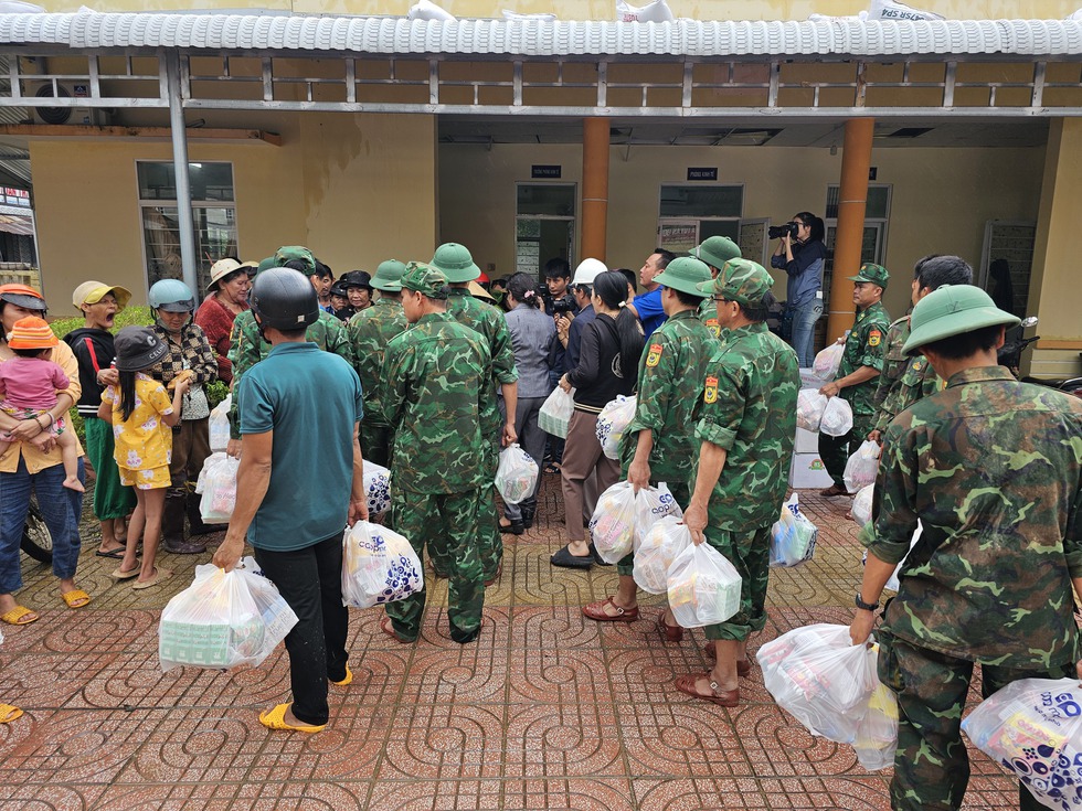 Trung ương MTTQ Việt Nam chia sẻ mất m&aacute;t với b&agrave; con v&ugrave;ng lũ Đắk Lắk- Ảnh 2.