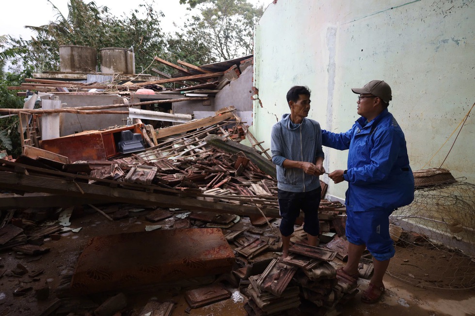 PV Thanh Niên nơi rốn lũ miền Trung: Vừa đưa tin vừa kết nối nhân ái- Ảnh 3.